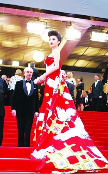 Đẹp, cuốn hút đó là điều không ai có thể phủ nhận ở Phạm Băng Băng. Nhưng có thể tổng kết lại thì sự nổi tiếng của người đẹp đa phần đều khởi nguồn từ scandal nhiều hơn. Đặc biệt cô nàng đình đám này cũng khiến người dân Trung Quốc không khỏi tự hào mỗi khi cô mang sắc màu Trung Quốc đến với bạn bè năm châu trên thảm đỏ của những liên hoan phim quốc tế. Thời trang cộp mác Phạm Băng Băng đều được bạn bè trong giới trầm trồ, thán phục. Ảnh: baidu Xem thêm: 47 tuổi vẫn 'điềm nhiên' diện váy khiếm nhã Đẹp, cuốn hút đó là điều không ai có thể phủ nhận ở Phạm Băng Băng. Nhưng có thể tổng kết lại thì sự nổi tiếng của người đẹp đa phần đều khởi nguồn từ scandal nhiều hơn. Đặc biệt cô nàng đình đám này cũng khiến người dân Trung Quốc không khỏi tự hào mỗi khi cô mang sắc màu Trung Quốc đến với bạn bè năm châu trên thảm đỏ của những liên hoan phim quốc tế. Thời trang cộp mác Phạm Băng Băng đều được bạn bè trong giới trầm trồ, thán phục. Ảnh: baidu Xem thêm: 47 tuổi vẫn 'điềm nhiên' diện váy khiếm nhã