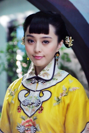 Sau khi đã bước đầu tạo dựng được danh tiếng, cô bắt đầu thành lập công ty điện ảnh và bắt tay sản xuất bộ phim đầu tiên "Yên chỉ tuyết",đồng thời cô cũng thủ vai nữ chính. Cũng tạo hình cổ trang thời kỳ Mãn Thanh, nhưng Phạm Băng Băng dường như đẹp hơn so với thời "Kim Tỏa. Ảnh: baidu Xem thêm: 47 tuổi vẫn 'điềm nhiên' diện váy khiếm nhã Sau khi đã bước đầu tạo dựng được danh tiếng, cô bắt đầu thành lập công ty điện ảnh và bắt tay sản xuất bộ phim đầu tiên "Yên chỉ tuyết",đồng thời cô cũng thủ vai nữ chính. Cũng tạo hình cổ trang thời kỳ Mãn Thanh, nhưng Phạm Băng Băng dường như đẹp hơn so với thời "Kim Tỏa. Ảnh: baidu Xem thêm: 47 tuổi vẫn 'điềm nhiên' diện váy khiếm nhã