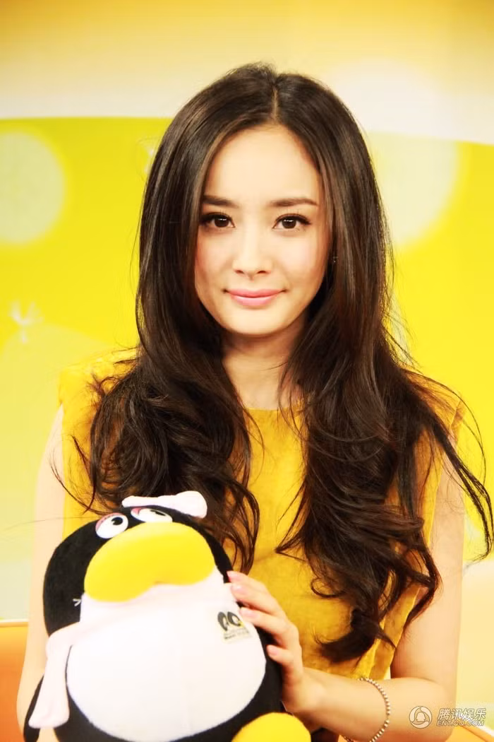 Giải thưởng Hoa Đỉnh là giải thưởng cho các diễn viên trẻ xuất sắc của Trung Quốc. Hàm ý của “Hoa Đỉnh” là “tên tuổi lẫy lừng, uy tín tin cậy”. Đứng đầu danh sách chính là ngọc nữ Dương Mịch tài năng song toàn.(Ảnh: Sina) Xem thêm: Angela Baby : Mỹ nhân "dao kéo" đẹp nhất điện ảnh Hoa ngữ