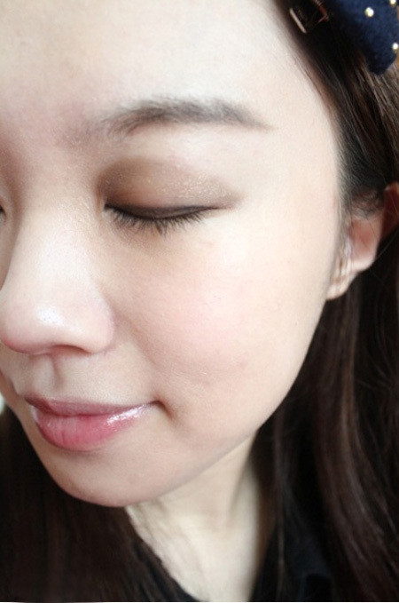 Kẻ đường viền lên mí mắt. Xem thêm: Người đẹp Trung Hoa "tỏa sáng" trên bìa tạp chí TrendsHealth