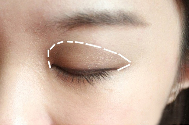 Sau khi đánh một lớp nền phần màu trắng xám, lại tiếp tục đánh lên một lớp màu nâu nhạt. Chú ý đánh theo chiều mí mắt và hẹp dần về phía đuôi mắt. Xem thêm: Người đẹp Trung Hoa "tỏa sáng" trên bìa tạp chí TrendsHealth