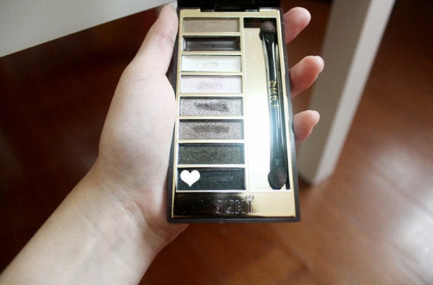 Chuẩn bị nền màu để đánh mí mắt dưới. Xem thêm: Người đẹp Trung Hoa "tỏa sáng" trên bìa tạp chí TrendsHealth