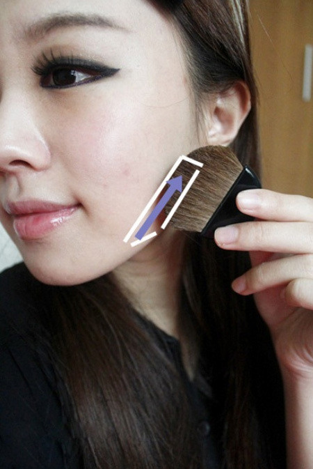 Sau đó đánh phấn theo chiều ngược từ dưới cằm lên mang tai theo phạm vi đã được định sẵn để giúp khuôn mặt của bạn nhỏ nhắn hơn. Xem thêm: Người đẹp Trung Hoa "tỏa sáng" trên bìa tạp chí TrendsHealth