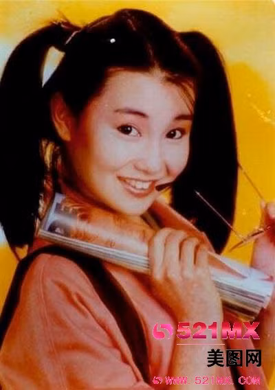 Cũng như bao thế hệ khác, khi ở tuổi đôi mươi, người đẹp Trương Mạn ngọc cũng rất nhí nhảnh, dễ thương với tóc hai bím. Ảnh: Baidu Xem thêm: Cơn sốt 'thiên sứ' 9X: Vẻ đẹp hiện đại hớp hồn phái mạnh