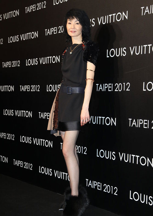 Đã gần 30 năm trôi qua, tuy trên mặt đã xuất hiện nếp nhăn, tuy không còn vẻ thanh thuần của tuổi đôi mươi, nhưng khuôn mặt đó, nụ cười đó vẫn luôn khiến mọi người say đắm. Ảnh: Baidu Xem thêm: Cơn sốt 'thiên sứ' 9X: Vẻ đẹp hiện đại hớp hồn phái mạnh Đã gần 30 năm trôi qua, tuy trên mặt đã xuất hiện nếp nhăn, tuy không còn vẻ thanh thuần của tuổi đôi mươi, nhưng khuôn mặt đó, nụ cười đó vẫn luôn khiến mọi người say đắm. Ảnh: Baidu Xem thêm: Cơn sốt 'thiên sứ' 9X: Vẻ đẹp hiện đại hớp hồn phái mạnh