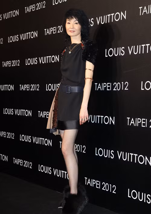 Đã gần 30 năm trôi qua, tuy trên mặt đã xuất hiện nếp nhăn, tuy không còn vẻ thanh thuần của tuổi đôi mươi, nhưng khuôn mặt đó, nụ cười đó vẫn luôn khiến mọi người say đắm. Ảnh: Baidu Xem thêm: Cơn sốt 'thiên sứ' 9X: Vẻ đẹp hiện đại hớp hồn phái mạnh