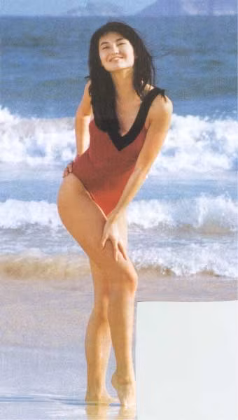 Thon thả dáng ngọc bên bở biển. Ảnh: Baidu Xem thêm: Cơn sốt 'thiên sứ' 9X: Vẻ đẹp hiện đại hớp hồn phái mạnh