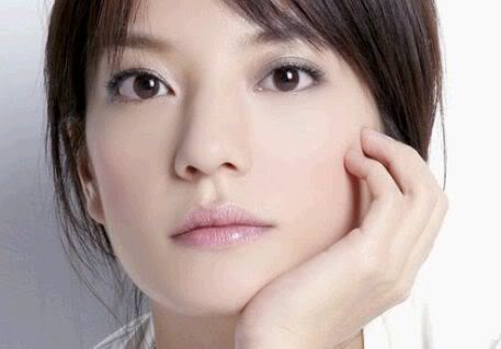 Không chỉ diễn xuất mà Triệu Vy còn là một ca sĩ rất thành công, cùng vẻ ngoài xinh đẹp, một thời cô được xem là tiêu chuẩn cho cái đẹp của người dân Trung Quốc với mũi sọc dừa, mắt to, khuôn mặt khả ái đã chinh phục bao khán giả từ trong nước ra nước ngoài như Nhật Bản, Việt Nam, Hàn Quốc... Ảnh: baidu Xem thêm: 47 tuổi vẫn 'điềm nhiên' diện váy khiếm nhã Không chỉ diễn xuất mà Triệu Vy còn là một ca sĩ rất thành công, cùng vẻ ngoài xinh đẹp, một thời cô được xem là tiêu chuẩn cho cái đẹp của người dân Trung Quốc với mũi sọc dừa, mắt to, khuôn mặt khả ái đã chinh phục bao khán giả từ trong nước ra nước ngoài như Nhật Bản, Việt Nam, Hàn Quốc... Ảnh: baidu Xem thêm: 47 tuổi vẫn 'điềm nhiên' diện váy khiếm nhã