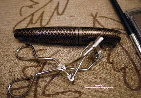 Sau đó dùng kẹp lông mi và mascara để chuốt thêm cho lông mi cong, dày và dài hơn. Xem thêm: Cận cảnh: Sao Hàn "thăng hạng nhan sắc" nhờ trang điểm và phẫu thuật Sau đó dùng kẹp lông mi và mascara để chuốt thêm cho lông mi cong, dày và dài hơn. Xem thêm: Cận cảnh: Sao Hàn "thăng hạng nhan sắc" nhờ trang điểm và phẫu thuật