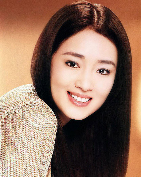 Thế hệ thứ hai: tứ đại mỹ nhân hiện đại, gồm bố mỹ nữ: Củng Lợi, Trương Mạn Ngọc, Quan Chi Lâm, Lý Gia Hân. Củng Lợi, người đẹp táo bạo và đình đám bậc nhất điện ảnh Hoa ngữ bây giờ dù đã ở tuổi "xế chiều". (Ảnh: Xinhua)