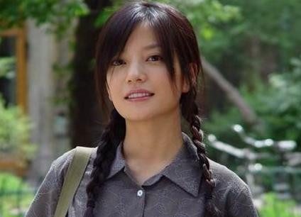 Thế hệ thứ ba: tứ đại hoa đán, "Hoa đán" là danh hiệu xuất hiện từ năm 2002, được sử dụng để dành tặng những mỹ nhân của lĩnh vực điện ảnh. Ngay khi ra đời, "tứ đại Hoa đán" của điện ảnh Hoa ngữ thuộc về bốn gương mặt xinh đẹp: Triệu Vy, Chương Tử Di, Châu Tấn và Từ Tịnh Lôi. Đây đều là những mỹ nhân thuộc thế hệ 7X và là những diễn viên của điện ảnh đại lục Trung Hoa. Triệu Vy, mắt to, mũi cao, miệng xinh, khuôn mặt đẹp, đã một thời được xem là tiêu chuẩn của vẻ đẹp hiện đại. (Ảnh: VNE)