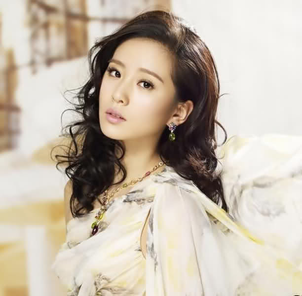 Lưu Thi Thi là ngôi sao triển vọng mới của làng điện ảnh, cô mang một vẻ đẹp điềm đạm, nhẹ nhàng và thoát tục. (Ảnh: xinhua)