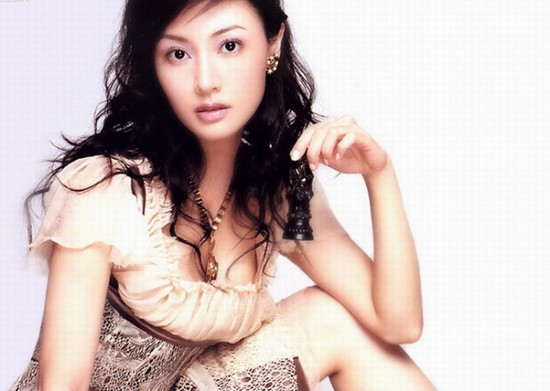Lý Gia Hân, là cựu hoa hậu Hồng Kông, dù đã hơn 40 tuổi những vẫn luôn gợi cảm, cuốn hút với khuôn mặt nhỏ nhắn và dáng người nóng bỏng. (Ảnh: zing)
