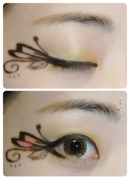 Sau đó bạn chọn lại bút kẻ chuyên dụng khi trang điểm để kẻ những đường viền từ cuối mí mắt kéo dài ra, hoa văn có thể vẽ theo sở thích của bạn. Sau đó bạn chọn lại bút kẻ chuyên dụng khi trang điểm để kẻ những đường viền từ cuối mí mắt kéo dài ra, hoa văn có thể vẽ theo sở thích của bạn.