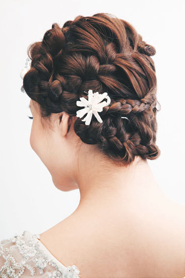 Ở phía sau là sự kết hợp nhiều kiểu tết tóc nhỏ xuất phát từ một hướng và tết chung lại một điểm. Ở phía sau là sự kết hợp nhiều kiểu tết tóc nhỏ xuất phát từ một hướng và tết chung lại một điểm.