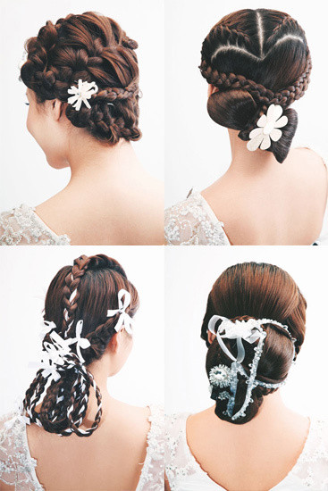 Trong ngày lễ trọng đại nhất của cuộc đời, cô gái nào cũng muốn mình thật hoàn hảo và đặc biệt, bởi thế cô dâu không chỉ chú trọng vào trang phục, cách trang điểm mà một điều không thể không chú ý tới chính là mái tóc, một mái tóc đẹp và phong cách sẽ khiến cô dâu xinh xắn hơn và ấn tượng hơn. Trong ngày lễ trọng đại nhất của cuộc đời, cô gái nào cũng muốn mình thật hoàn hảo và đặc biệt, bởi thế cô dâu không chỉ chú trọng vào trang phục, cách trang điểm mà một điều không thể không chú ý tới chính là mái tóc, một mái tóc đẹp và phong cách sẽ khiến cô dâu xinh xắn hơn và ấn tượng hơn.