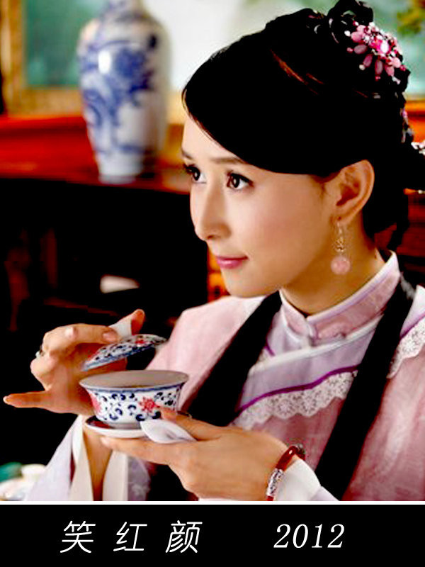 Trong "Nụ cười hồng nhan" năm 2012 lại cho thấy một phong cách hoàn toàn mới của Hồ Tịnh, không còn mềm yếu nhu nhược như những vai diễn trước. Xem thêm: Ảnh hiếm: Chặng đường nhan sắc của "nữ thần mắt tím" Elizabeth Taylor Trong "Nụ cười hồng nhan" năm 2012 lại cho thấy một phong cách hoàn toàn mới của Hồ Tịnh, không còn mềm yếu nhu nhược như những vai diễn trước. Xem thêm: Ảnh hiếm: Chặng đường nhan sắc của "nữ thần mắt tím" Elizabeth Taylor