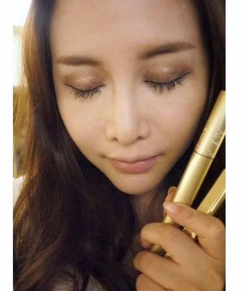 Sau đó dùng bút kẻ mắt kẻ một đường nhỏ trên mí mắt trên, nên kéo dài đường kẻ ra sau đuôi mắt. (Ảnh: thelady) Xem thêm: Cận cảnh: Sao Hàn "thăng hạng nhan sắc" nhờ trang điểm và phẫu thuật