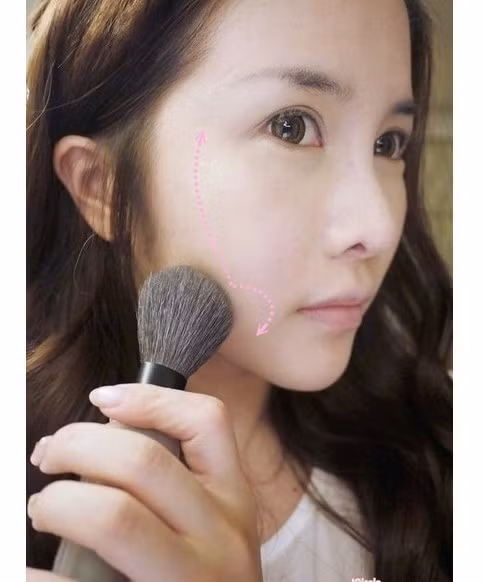 Phần hai bên má chia thành hai phần và đánh theo hai hướng như hình vẽ. (Ảnh: thelady) Xem thêm: Cận cảnh: Sao Hàn "thăng hạng nhan sắc" nhờ trang điểm và phẫu thuật