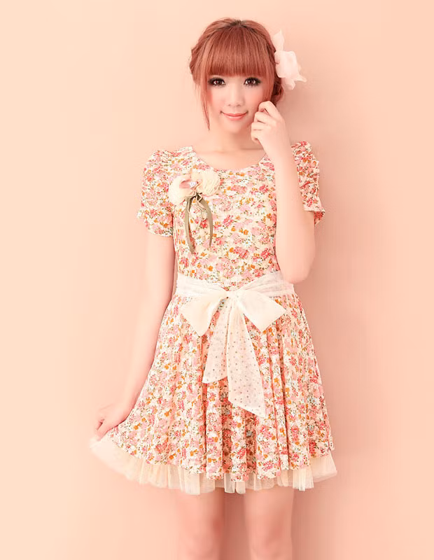 Váy hoa tươi trẻ cho những ngày hè. Xem thêm: 101 kiểu thời trang 'bước ra từ phòng ngủ' của Sao