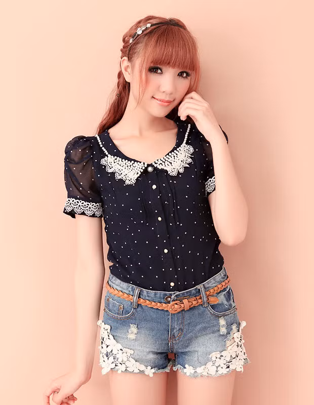 Hiện đại với quần soóc và sơ mi. Xem thêm: 101 kiểu thời trang 'bước ra từ phòng ngủ' của Sao