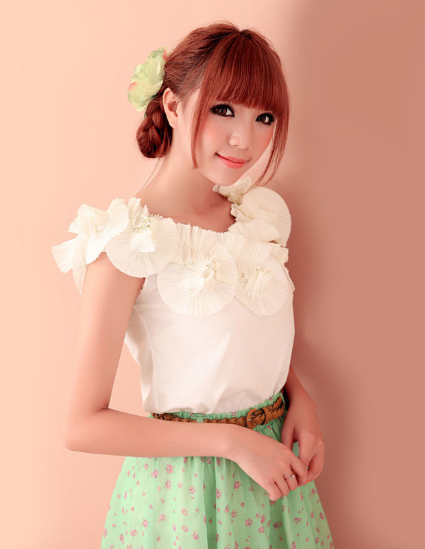 Váy hoa xanh kết hợp cùng sơ mi trắng giúp bạn gái nữ tính hơn. Cùng tóc mái ngố càng thêm phù hợp với hình tượng thục nữ. Xem thêm: 101 kiểu thời trang 'bước ra từ phòng ngủ' của Sao Váy hoa xanh kết hợp cùng sơ mi trắng giúp bạn gái nữ tính hơn. Cùng tóc mái ngố càng thêm phù hợp với hình tượng thục nữ. Xem thêm: 101 kiểu thời trang 'bước ra từ phòng ngủ' của Sao