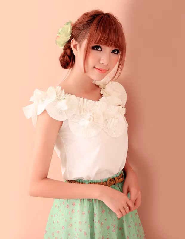 Váy hoa xanh kết hợp cùng sơ mi trắng giúp bạn gái nữ tính hơn. Cùng tóc mái ngố càng thêm phù hợp với hình tượng thục nữ. Xem thêm: 101 kiểu thời trang 'bước ra từ phòng ngủ' của Sao