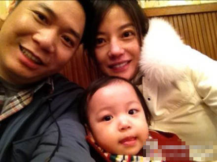 Mặt mộc chụp ảnh cùng chồng và con gái yêu, nhiều người phải trầm trồ với nhan sắc của Triệu Vy. Xem thêm: 47 tuổi vẫn 'điềm nhiên' diện váy khiếm nhã Mặt mộc chụp ảnh cùng chồng và con gái yêu, nhiều người phải trầm trồ với nhan sắc của Triệu Vy. Xem thêm: 47 tuổi vẫn 'điềm nhiên' diện váy khiếm nhã