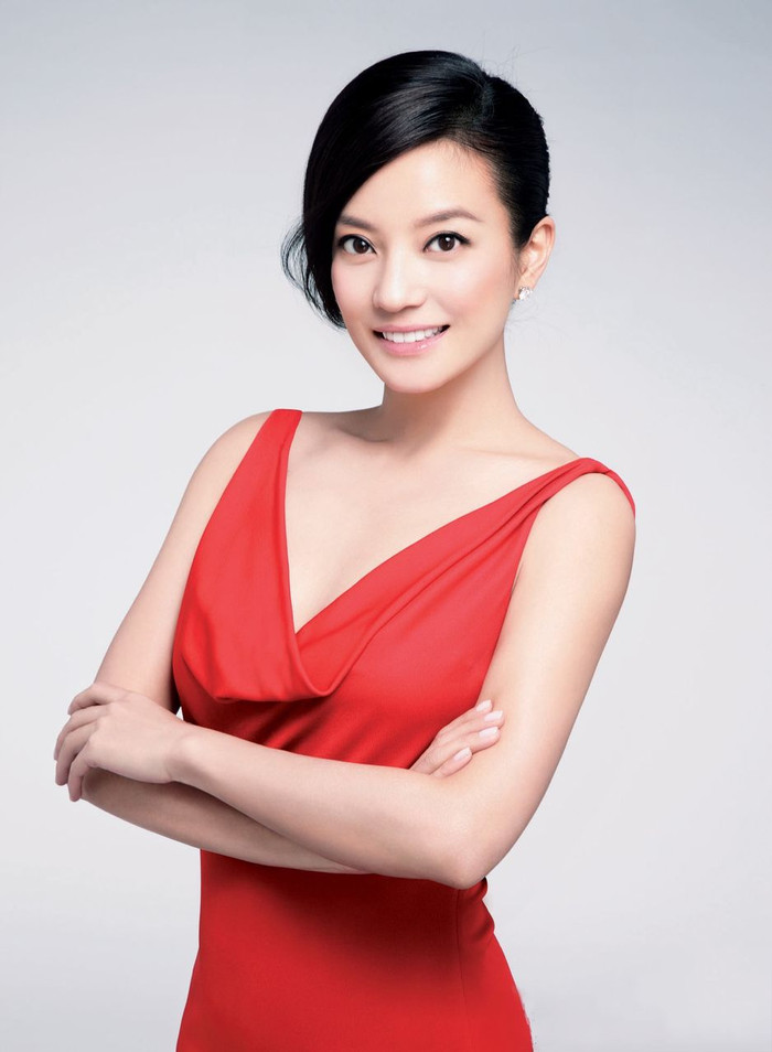 Sự nổi tiếng của Triệu Vy hoàn toàn dựa vào thực lực. "Tiểu Yến Tử" nhí nhảnh, dễ thương đang ngày càng bản lĩnh và chững chạc hơn. Hiện tại cô đang tiến hành quay bộ phim chuyển thể đầu tay "To Our Youth That Is Fading Away" với cương vị đạo diễn, được độc giả Việt Nam biết đến với tên truyện "Anh có thích nước Mỹ không?". Vẻ đẹp mặn mà, viên mãn, nụ cười rạng ngời khiến Triệu Vy dường như đi ngược lại quy luật của tạo hóa "thời gian trôi, cô lại càng đẹp hơn". Ảnh: baidu Xem thêm: 47 tuổi vẫn 'điềm nhiên' diện váy khiếm nhã Sự nổi tiếng của Triệu Vy hoàn toàn dựa vào thực lực. "Tiểu Yến Tử" nhí nhảnh, dễ thương đang ngày càng bản lĩnh và chững chạc hơn. Hiện tại cô đang tiến hành quay bộ phim chuyển thể đầu tay "To Our Youth That Is Fading Away" với cương vị đạo diễn, được độc giả Việt Nam biết đến với tên truyện "Anh có thích nước Mỹ không?". Vẻ đẹp mặn mà, viên mãn, nụ cười rạng ngời khiến Triệu Vy dường như đi ngược lại quy luật của tạo hóa "thời gian trôi, cô lại càng đẹp hơn". Ảnh: baidu Xem thêm: 47 tuổi vẫn 'điềm nhiên' diện váy khiếm nhã