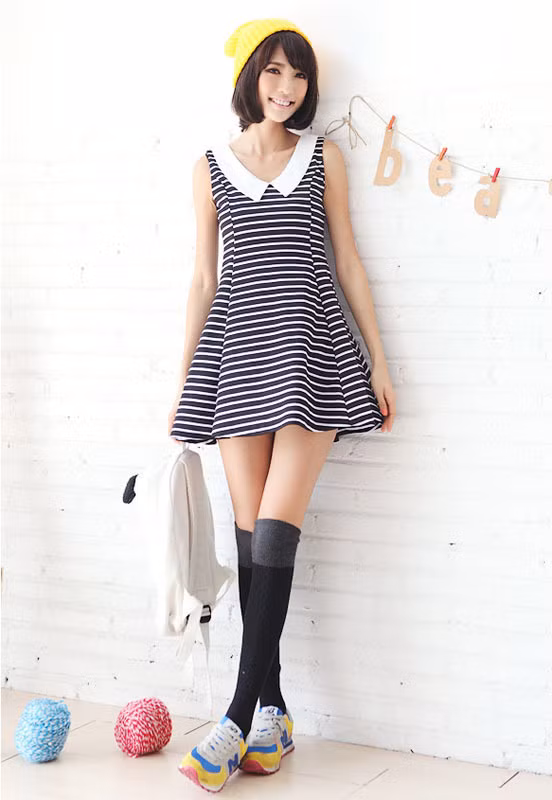 Vừa trẻ trung, tươi tắn vừa phong cách, cá tính khi phối hợp váy ngắn cùng giày thể thao và tất thời trang. Xem thêm: Bí quyết "eo thon thả, dáng ngọc ngà" của 10 đại mỹ nhân Trung Hoa