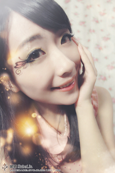 Chỉ cần vẽ một bên mắt để tạo nên ấn tượng, và nên chọn bên không có tóc mái để có thể khoe hết được đôi mắt lung linh, nổi bật của bạn. Chỉ cần vẽ một bên mắt để tạo nên ấn tượng, và nên chọn bên không có tóc mái để có thể khoe hết được đôi mắt lung linh, nổi bật của bạn.