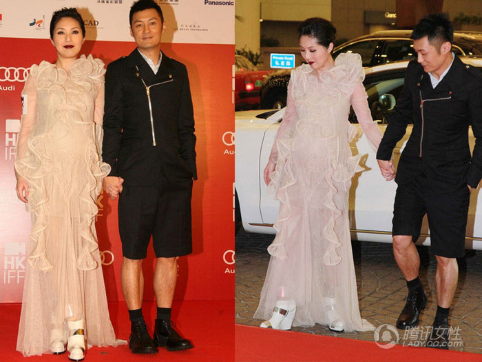 Vợ của Đồng Dự Văn cùng tham gia buổi tuyên truyền của mình, nhưng vừa bụng bầu, vừa váy dài lại vừa giày cao gót khiến mỗi bước chân của cô đều vô cùng khó khăn. Xem thêm: Phạm Băng Băng, Triệu Vy, Lâm Tâm Như: "bye bye... thời gái quê" Vợ của Đồng Dự Văn cùng tham gia buổi tuyên truyền của mình, nhưng vừa bụng bầu, vừa váy dài lại vừa giày cao gót khiến mỗi bước chân của cô đều vô cùng khó khăn. Xem thêm: Phạm Băng Băng, Triệu Vy, Lâm Tâm Như: "bye bye... thời gái quê"