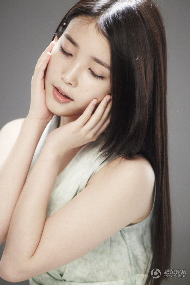 Mới gia nhập làng giải trí hơn ba năm nhưng nữ ca sĩ 19 tuổi đã nhanh chóng trở nên nổi tiếng và cuốn hút mọi người không chỉ từ chất giọng solo trầm ấm và cả dáng người nhỏ nhắn thuần khiết, dễ thương.