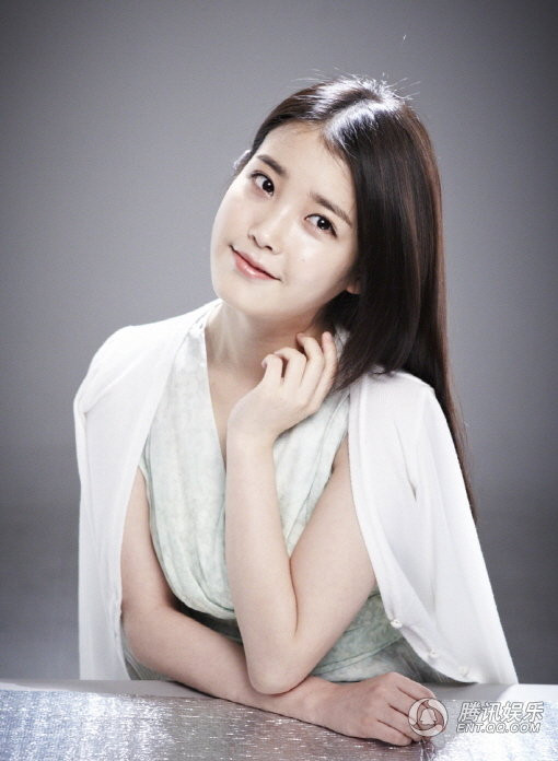 IU tên thật là Lee Ji-eun, sinh năm 1993, là một trong những số hiếm những ca sĩ hát solo hiện nay của làng nhạc Hàn Quốc. IU trực thuộc quản lý của LOEN Entertainment.