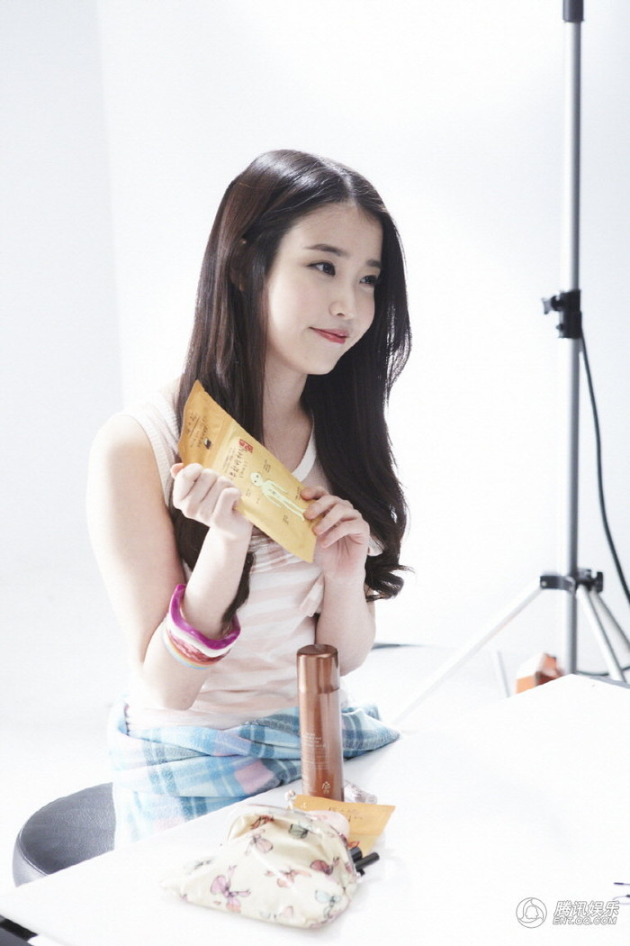 Gần đây những bức ảnh hậu trường cho buổi chụp ảnh quảng bá một hãng mỹ phẩm của cô nàng dễ thương được công bố và nhận rất nhiều sự khen ngợi từ phía người hâm mộ bởi vẻ đẹp nhẹ nhàng, thanh khiết của cô.