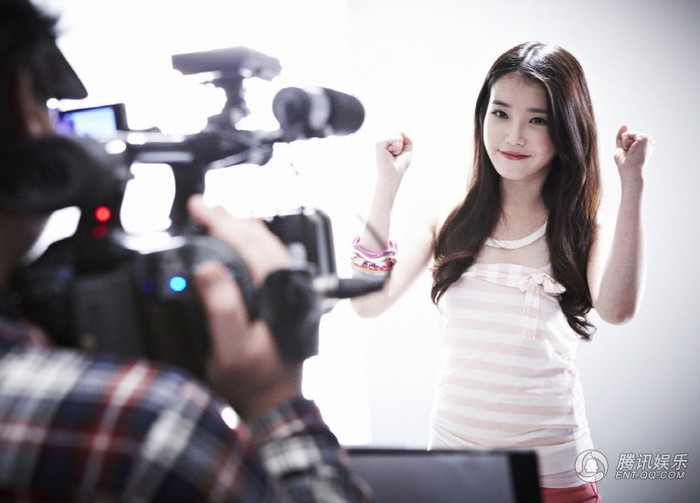 Tuy mới 19 tuổi, nhưng sức ảnh hưởng của IU không hề nhỏ, là một ca sĩ solo thực lực, và ảnh hưởng rất lớn tới phong cách thời trang của giới trẻ Hàn Quốc hiện nay.