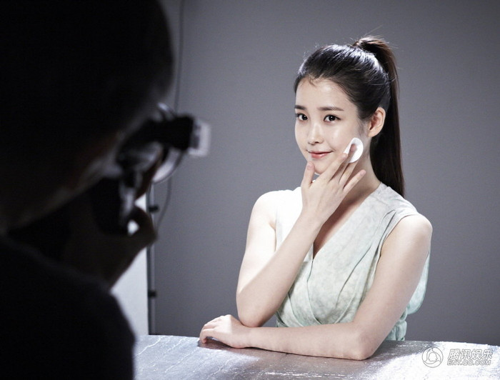 Mộc mạc dễ gần cùng nụ cười dịu dàng. IU luôn mang lại một cảm giác thân thiện cho mọi người khi tiếp xúc.