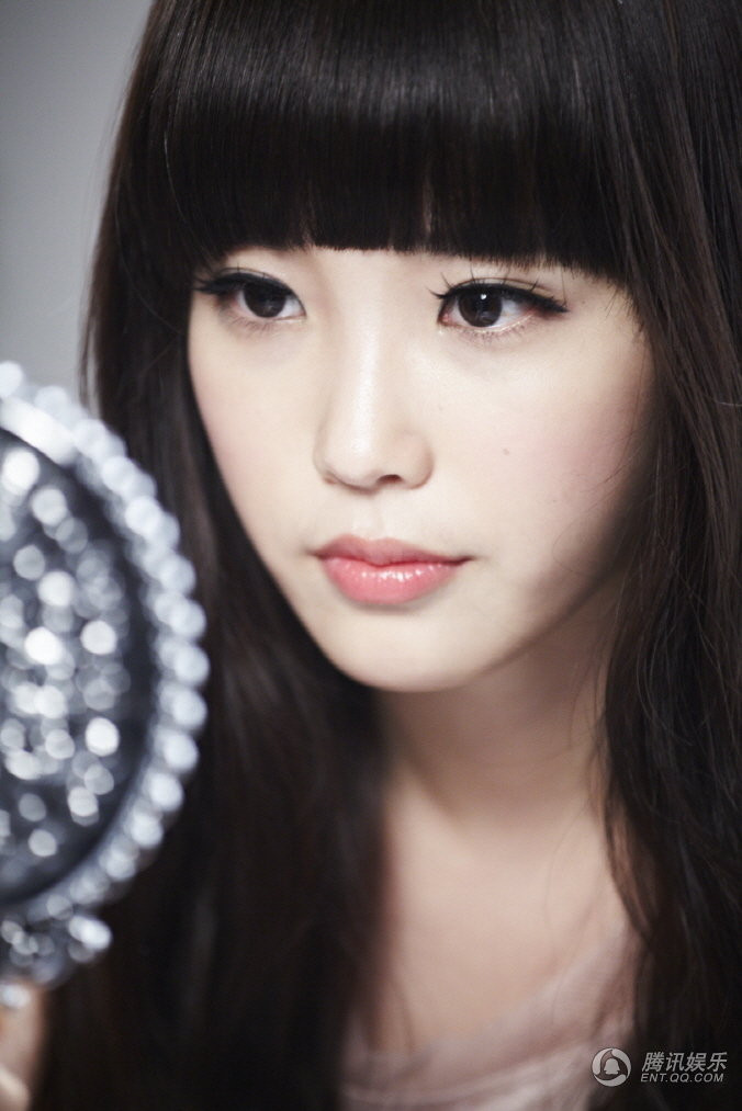 Cô cũng bật mí cách trang điểm của mình: "Tôi không có bí quyết gì đặc biệt. Tôi chỉ biết dùng trang điểm để khắc phục những khiếm khuyết trên khuôn mặt. Tôi luôn hỏi chuyên gia make-up của mình cách để khóe mắt đầy đặn hơn. Thi thoảng tôi cũng tự trang điểm. Tôi không thích mũi của mình vì nó rất thấp. Nhưng tôi không muốn đi phẫu thuật thẩm mỹ".