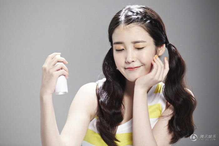 Khi được hỏi liệu tương lai cô có phẫu thuật không, nữ ca sĩ khả ái chia sẻ: "Vì mọi người thích tôi là chính tôi nên tôi không cảm thấy cần thiết phải làm điều đó. Tôi trang điểm để che đậy khuyết điểm".