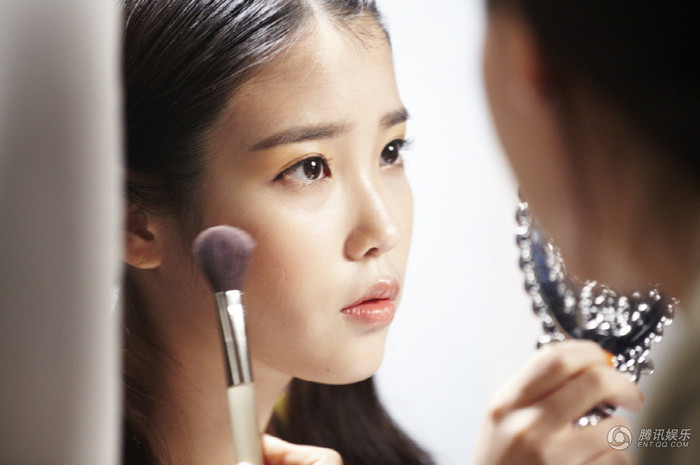 Trong cuộc phỏng vấn gần đây, khi được hỏi về chuyện "dùng dao kéo" để tu sửa nhan sắc. IU kiên quyết phủ nhận: "Tôi chưa bao giờ phẫu thuật thẩm mỹ. Tôi chỉ chú ý chăm sóc da và đi massage thường xuyên. Tôi không nói dối. Tôi luôn nói rằng mình không đi thẩm mỹ nhưng mọi người không tin tôi".