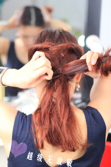 Với phần tóc bên dưới tiếp tục lấy một nửa ở hai bên rồi cột lại. Xem thêm: "Nghả nghiêng" với tóc tai, áo quần "Chị Hai Lúa" của Sao Với phần tóc bên dưới tiếp tục lấy một nửa ở hai bên rồi cột lại. Xem thêm: "Nghả nghiêng" với tóc tai, áo quần "Chị Hai Lúa" của Sao