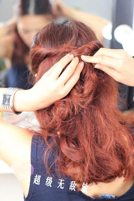 Rồi xoắn lại theo chiều hướng vào trong, kéo hai phần tóc đến phần giao nhau giữa đầu rồi dùng kẹp tăm giữ chặt. Xem thêm: "Nghả nghiêng" với tóc tai, áo quần "Chị Hai Lúa" của Sao Rồi xoắn lại theo chiều hướng vào trong, kéo hai phần tóc đến phần giao nhau giữa đầu rồi dùng kẹp tăm giữ chặt. Xem thêm: "Nghả nghiêng" với tóc tai, áo quần "Chị Hai Lúa" của Sao