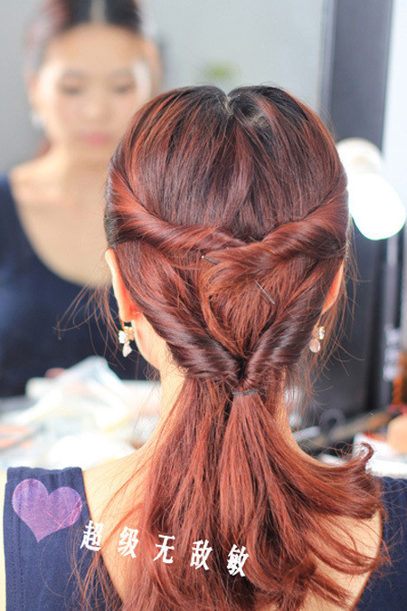 Sau đó lại luồn tóc vào bên trong để được thế này. Xem thêm: "Nghả nghiêng" với tóc tai, áo quần "Chị Hai Lúa" của Sao Sau đó lại luồn tóc vào bên trong để được thế này. Xem thêm: "Nghả nghiêng" với tóc tai, áo quần "Chị Hai Lúa" của Sao