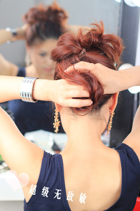 Kẹp gọn phần tóc phía trên để tạo kiểu cho phần tóc phía dưới. Xem thêm: "Nghả nghiêng" với tóc tai, áo quần "Chị Hai Lúa" của Sao Kẹp gọn phần tóc phía trên để tạo kiểu cho phần tóc phía dưới. Xem thêm: "Nghả nghiêng" với tóc tai, áo quần "Chị Hai Lúa" của Sao