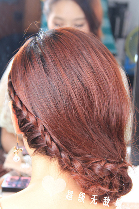 Đến cuối cùng thì gộp chung cả phần tóc vào chung rồi cuốn lại để tóc hướng vào bên trong. Xem thêm: "Nghả nghiêng" với tóc tai, áo quần "Chị Hai Lúa" của Sao Đến cuối cùng thì gộp chung cả phần tóc vào chung rồi cuốn lại để tóc hướng vào bên trong. Xem thêm: "Nghả nghiêng" với tóc tai, áo quần "Chị Hai Lúa" của Sao