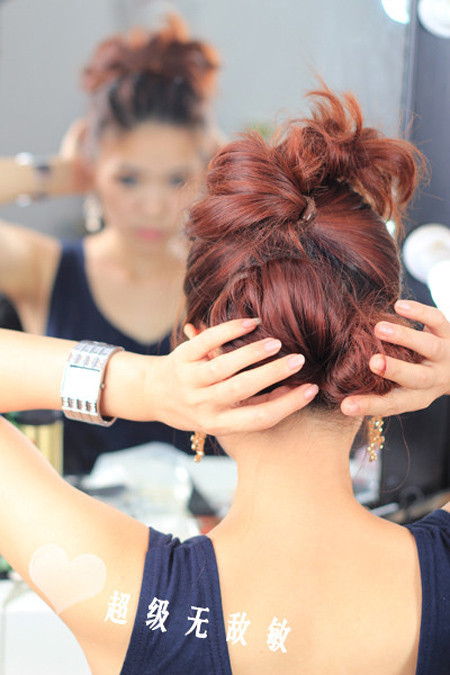 Với phần tóc bên dưới còn xõa ra cũng cuộn tròn lại. Xem thêm: "Nghả nghiêng" với tóc tai, áo quần "Chị Hai Lúa" của Sao Với phần tóc bên dưới còn xõa ra cũng cuộn tròn lại. Xem thêm: "Nghả nghiêng" với tóc tai, áo quần "Chị Hai Lúa" của Sao