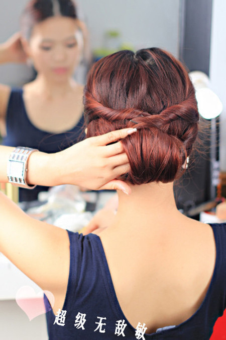 Hoặc tiếp tục với phần tóc xõa ra bên dưới, tốt nhất nên dùng keo để cố định nếp tóc rồi cuốn tròn lại. Xem thêm: "Nghả nghiêng" với tóc tai, áo quần "Chị Hai Lúa" của Sao Hoặc tiếp tục với phần tóc xõa ra bên dưới, tốt nhất nên dùng keo để cố định nếp tóc rồi cuốn tròn lại. Xem thêm: "Nghả nghiêng" với tóc tai, áo quần "Chị Hai Lúa" của Sao