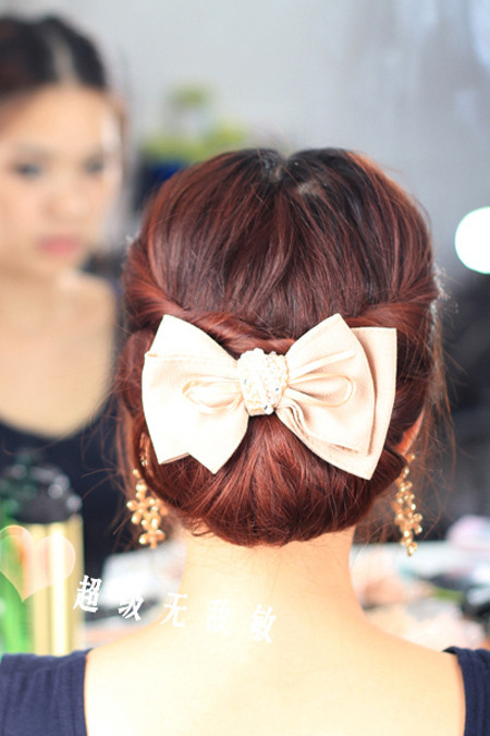 Sau đó xòe rộng phần cuốn tóc ra, cài thêm chiếc nơ bướm lên đó để mái tóc xinh xắn hơn. Xem thêm: "Nghả nghiêng" với tóc tai, áo quần "Chị Hai Lúa" của Sao Sau đó xòe rộng phần cuốn tóc ra, cài thêm chiếc nơ bướm lên đó để mái tóc xinh xắn hơn. Xem thêm: "Nghả nghiêng" với tóc tai, áo quần "Chị Hai Lúa" của Sao