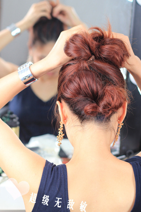 Hoàn thành xong phần tóc bên dưới thì thả phần tóc phía trên ra. Xem thêm: "Nghả nghiêng" với tóc tai, áo quần "Chị Hai Lúa" của Sao Hoàn thành xong phần tóc bên dưới thì thả phần tóc phía trên ra. Xem thêm: "Nghả nghiêng" với tóc tai, áo quần "Chị Hai Lúa" của Sao