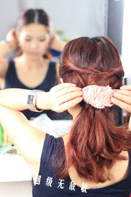 Cuối cùng chọn một chiếc nơ với kích cỡ thích hợp để cài lên trên phần tóc dưới. Xem thêm: "Nghả nghiêng" với tóc tai, áo quần "Chị Hai Lúa" của Sao Cuối cùng chọn một chiếc nơ với kích cỡ thích hợp để cài lên trên phần tóc dưới. Xem thêm: "Nghả nghiêng" với tóc tai, áo quần "Chị Hai Lúa" của Sao